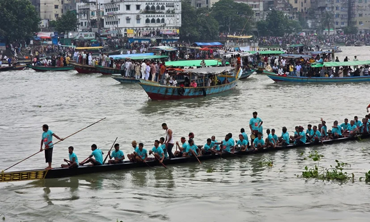 বুড়িগঙ্গায় নৌকা বাইচ অনুষ্ঠিত