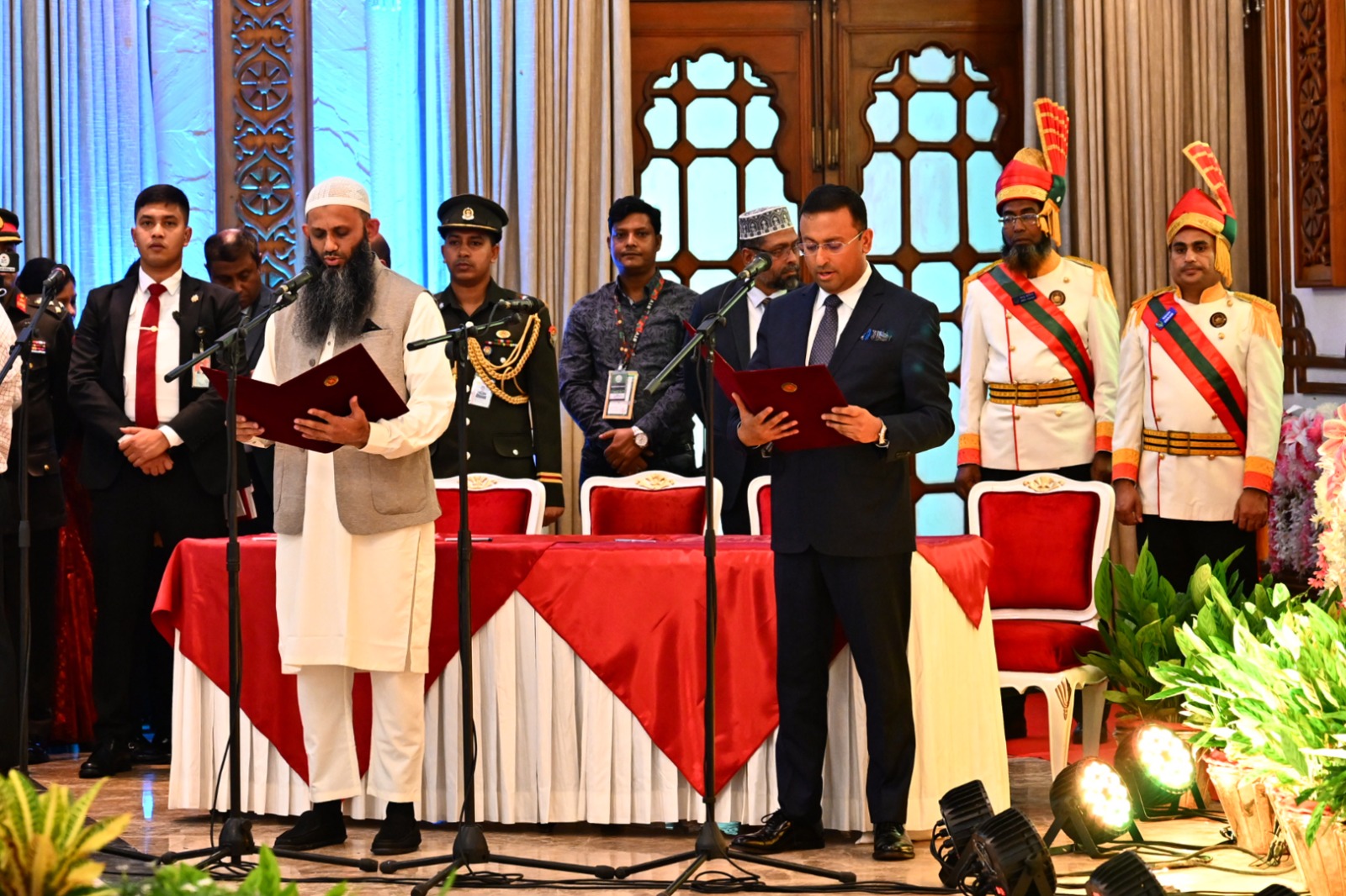 নতুন দুইজন প্রতিমন্ত্রীকে শপথবাক্য পাঠ করান রাষ্ট্রপতি মির্জা ফখরুল ইসলাম আলমগীর। ছবি: পিএমও