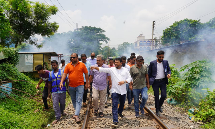 ডেঙ্গু প্রতিরোধে রাসিকে’র পরিচ্ছন্নতা অভিযান ও ফগার স্প্রে কার্যক্রম 