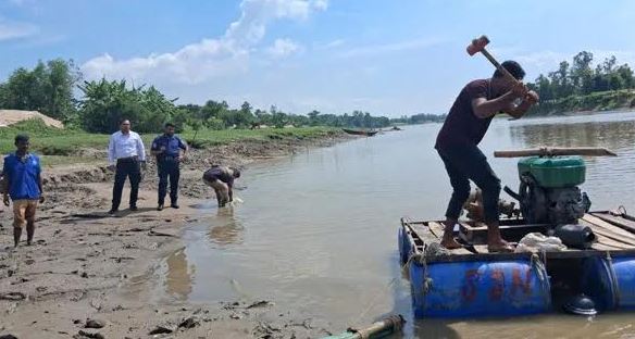 মিরসরাইয়ে অবৈধ বালু উত্তোলনের বিরুদ্ধে অভিযানে পাইপ ও শ্যালো মেশিন ধ্বংস