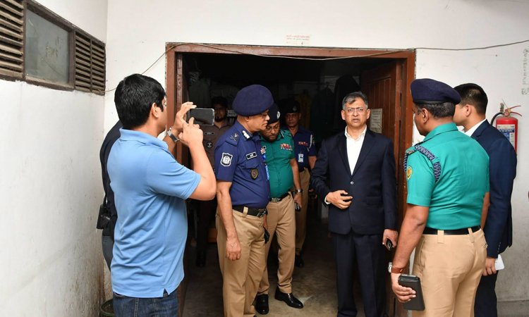 আকস্মিকভাবে তেজগাঁও থানা পরিদর্শনে স্বরাষ্ট্রমন্ত্রী সালাহউদ্দিন আহমদ