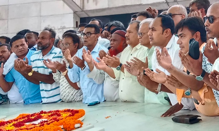 জিয়াউর রহমান ও বেগম খালেদা জিয়ার মাজারে শ্রদ্ধা জানালেন জহির উদ্দিন স্বপন