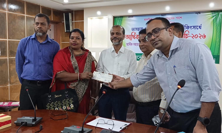 বাগেরহাটে আর্থিক সহায়তা পেলেন ১৩জন অসচ্ছল ব্যক্তি