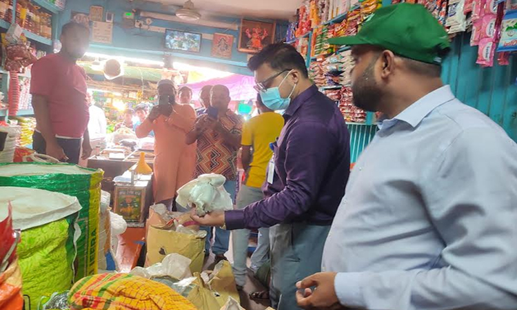 নেত্রকোণায় ১৬২ কেজি পলিথিন জব্দ ও ব্যবসায়ীকে জরিমানা 