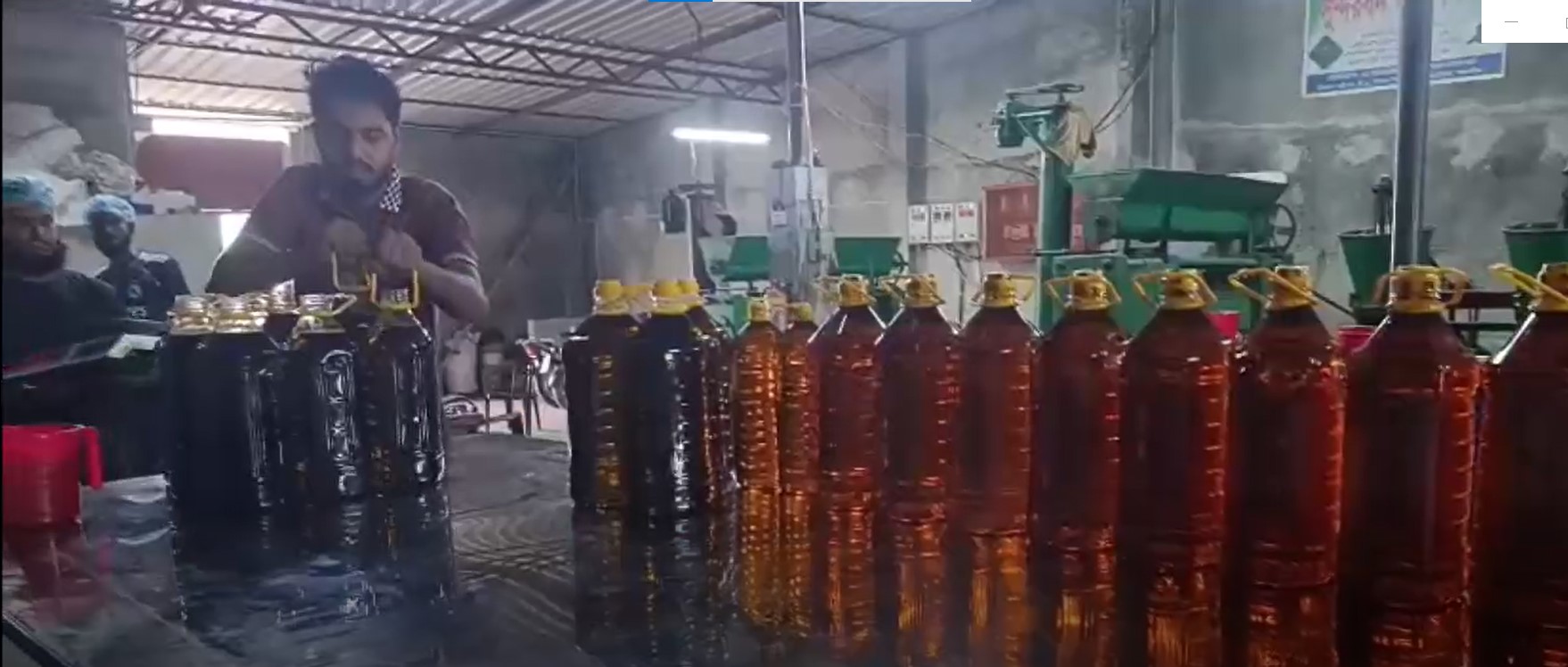 সাতক্ষীরায় ঘানিতে সরিষার তেল উৎপাদনে সাড়া ফেলেছেন উদ্যোক্তা মোশারফ 