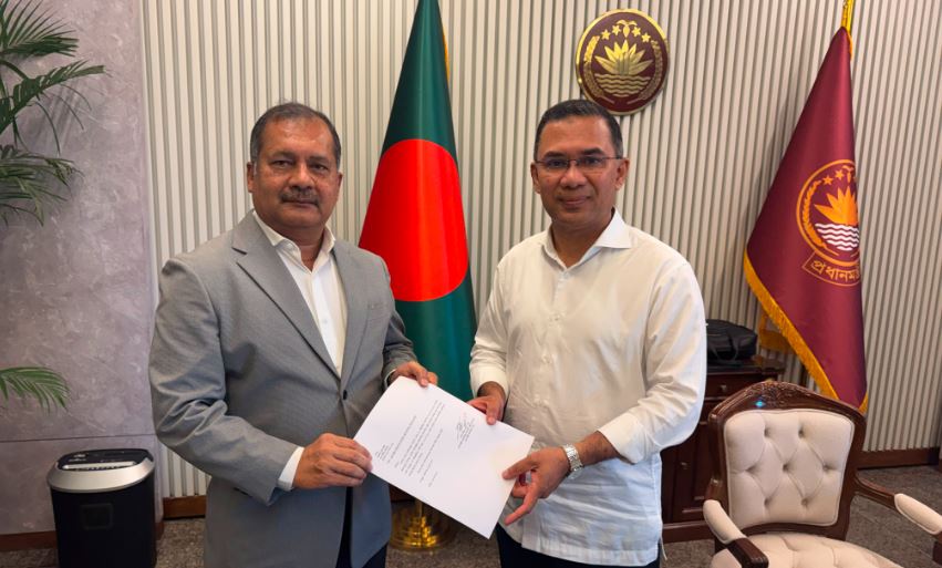 রাজনৈতিক উপদেষ্টা হিসেবে প্রধানমন্ত্রীর হাতে যোগদানপত্র দাখিল জহির উদ্দিন স্বপনের