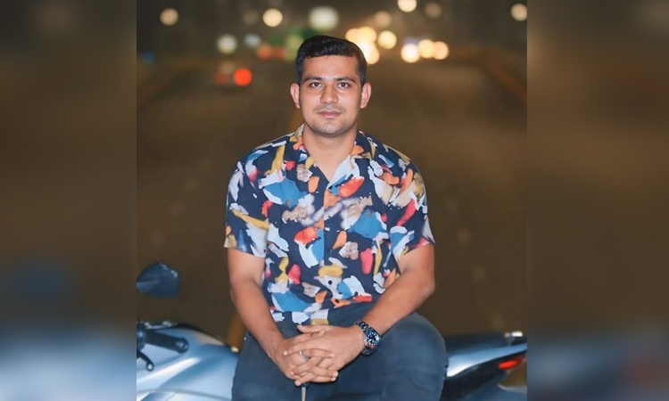 বাইক রাইড শেয়ারিংয়ের আয়ে ঢাবি শিক্ষার্থীর ফর্ম ফিলাপের অর্থ দিলেন ছাত্রদল নেতা