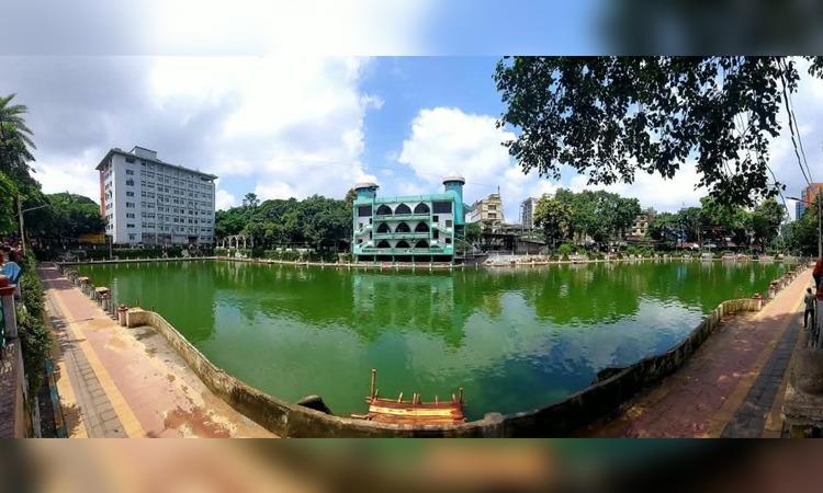 আড়াইশো বছরের ইতিহাস বুকে নিয়ে দাঁড়িয়ে চট্টগ্রামের লালদিঘি