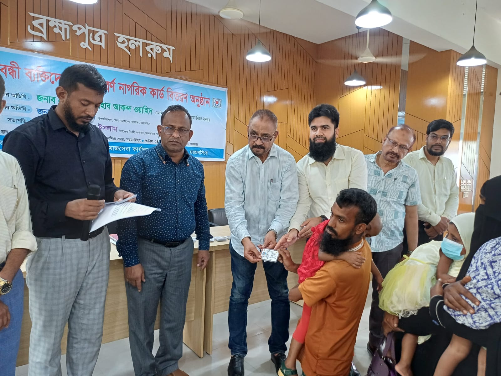 ময়মনসিংহে ২৫০ প্রতিবন্ধী পেলেন সুবর্ণ কার্ড