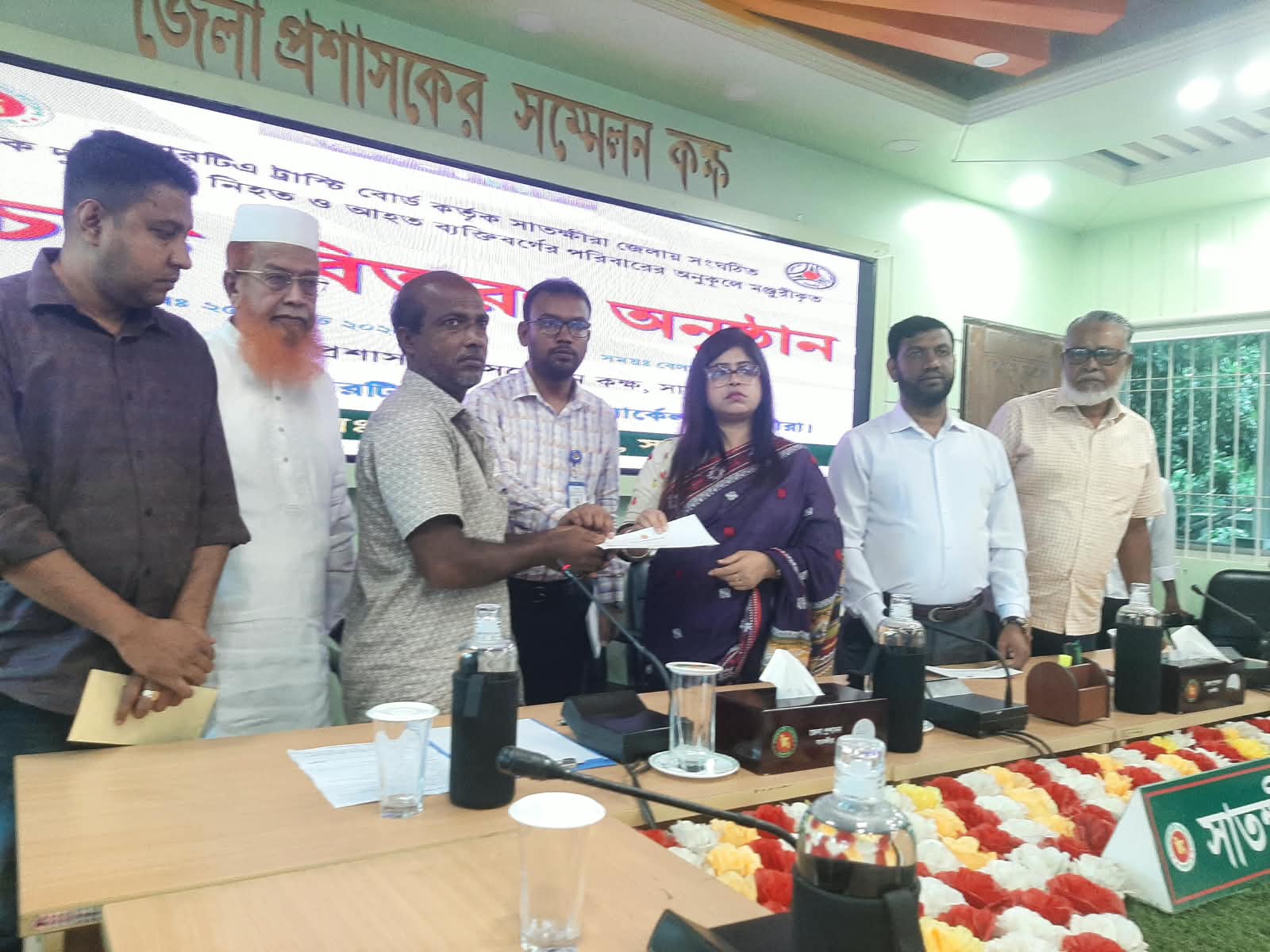 সাতক্ষীরায় সড়ক দুর্ঘটনায় হতাহতদের পরিবারের মধ্যে চেক বিতরণ