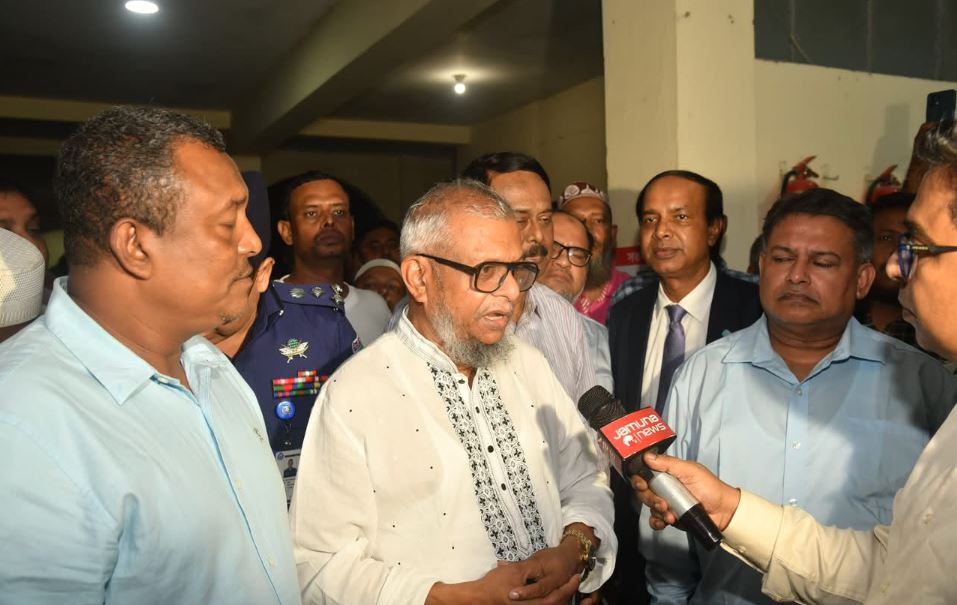 অবৈধ পথে বিদেশযাত্রা ঠেকাতে দালালদের বিরুদ্ধে কঠোর পদক্ষেপের নির্দেশ প্রবাসী কল্যাণ মন্ত্রীর