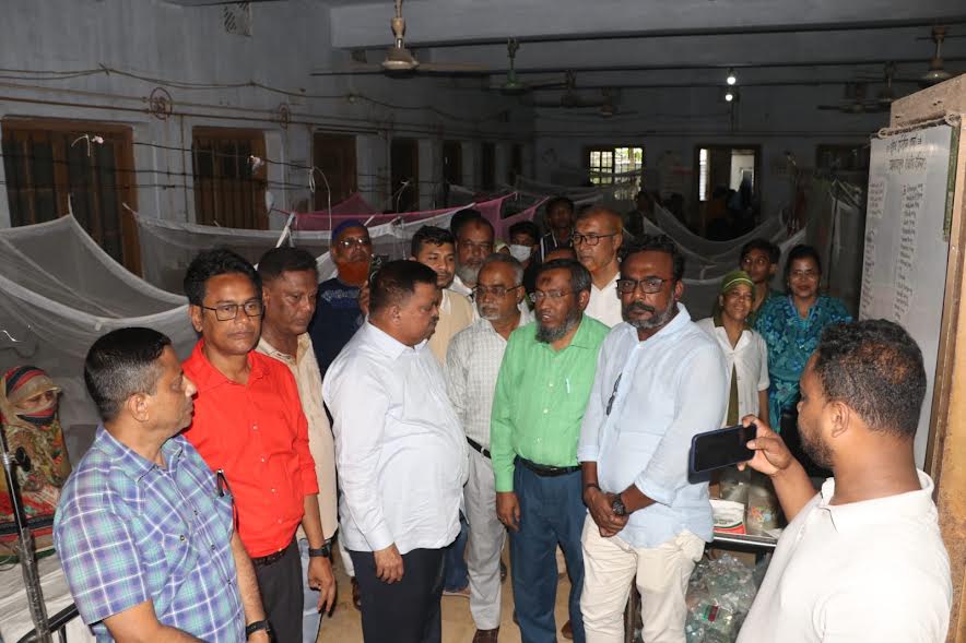 খুলনায় ডেঙ্গু রোগীদের চিকিৎসার খোঁজখবর নিতে বিএনপি নেতৃবৃন্দের হাসপাতাল পরিদর্শন