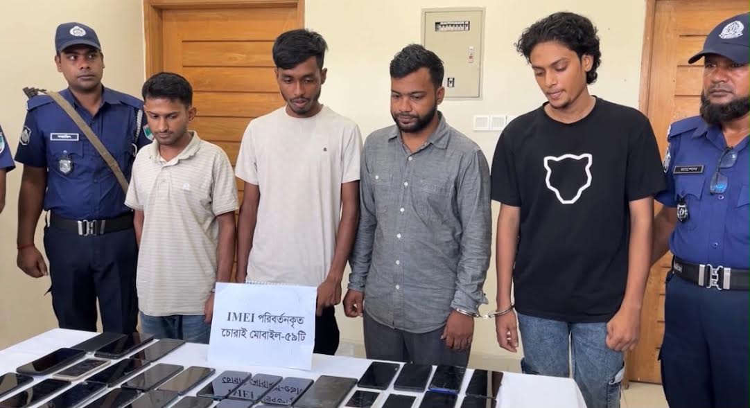 বাগেরহাটে আইএমইআই পরিবর্তন করা ৫৯ চোরাই মোবাইল উদ্ধার