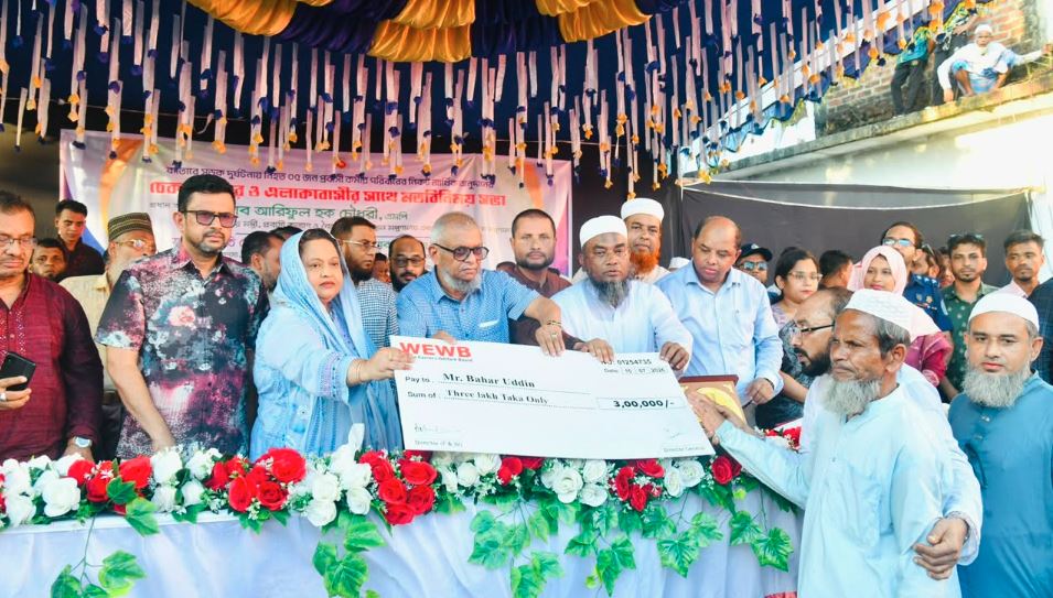 কাতারে নিহত ৫ প্রবাসীর পরিবারকে আর্থিক অনুদানের চেক হস্তান্তর করলেন প্রবাসীকল্যাণ মন্ত্রী