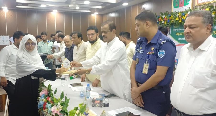 লক্ষ্মীপুরে জিপিএ-৫ প্রাপ্ত শিক্ষার্থীদের সংবর্ধনা, মাদকবিরোধী শপথ