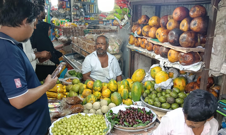 চট্টগ্রামের বাজারে ‘দেশি ফলের প্রাচুর্য’—ফিরেছে পাইন্যাগুলা, লটকনও