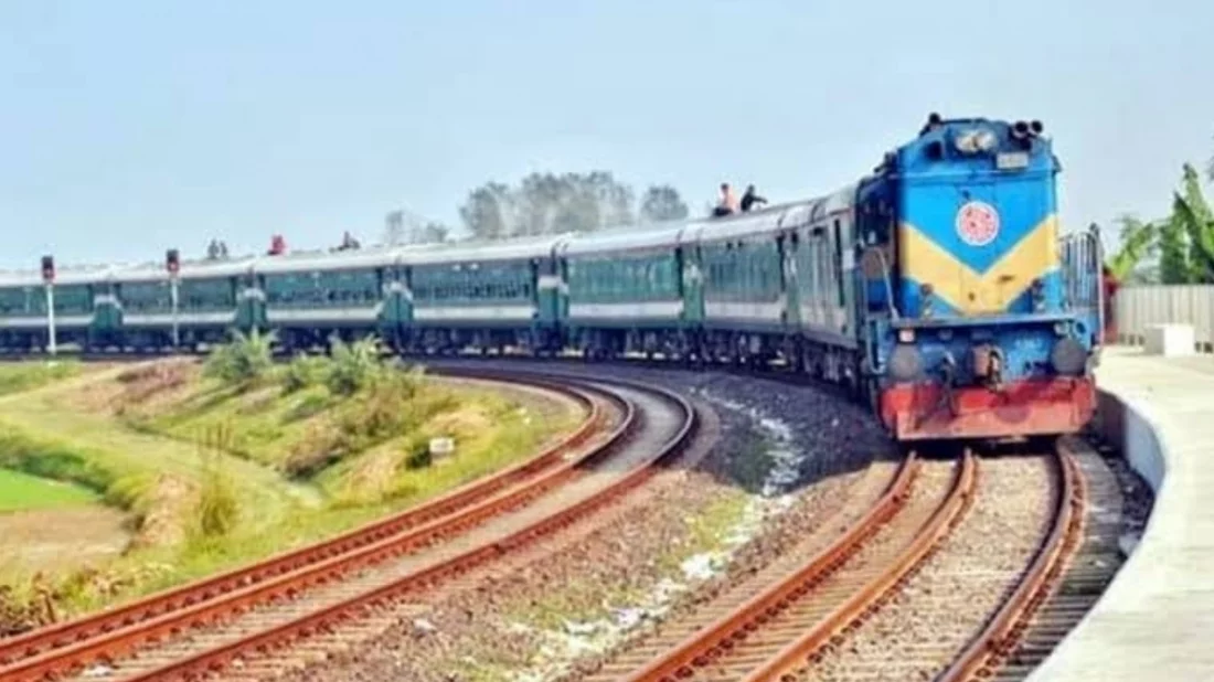 বোয়ালমারীতে ট্রেনের ছাদ থেকে পড়ে কিশোরের মৃত্যু, একজনের অবস্থা আশঙ্কাজনক 