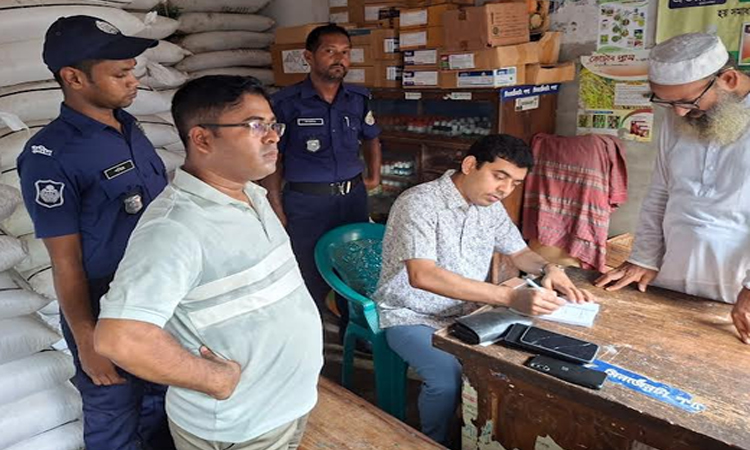 পটুয়াখালীতে বেশি দামে সার বিক্রি, তিন ডিলারকে জরিমানা