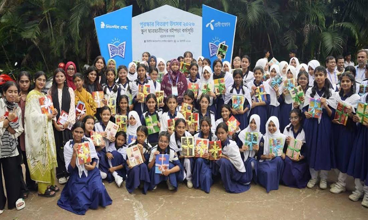 চট্টগ্রামে ১০১ স্কুলের ৫,৮৯৫ শিক্ষার্থীর হাতে বইপড়ার পুরস্কার