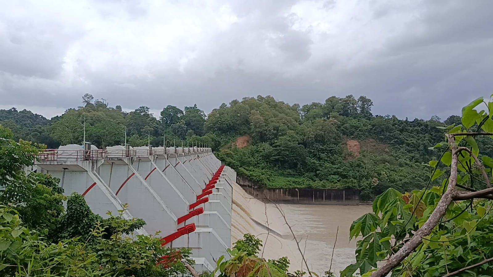 কাপ্তাই হ্রদের ১৬টি জলকপাট দিয়ে পানি ছাড়ার প্রস্তুতি 