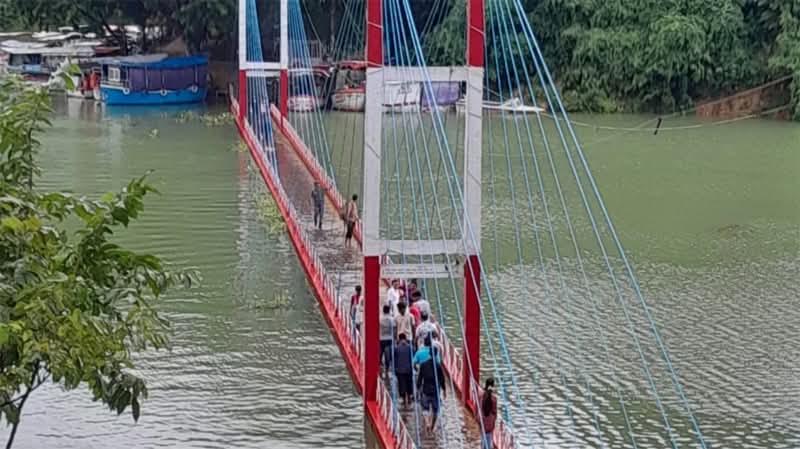 রাঙ্গামাটিতে পানিতে ডুবে গেছে ঝুলন্ত সেতু, চলাচলে নিষেধাজ্ঞা 