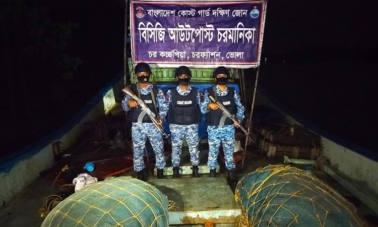 ভোলায় ভারতীয় আর্টিসানাল ট্রলিং বোট ও জাল জব্দ