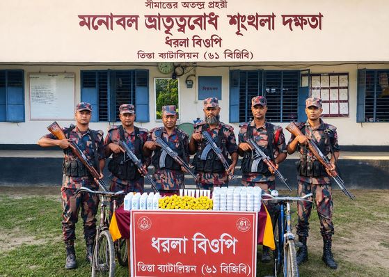 লালমনিরহাটের পাটগ্রাম সীমান্তে ভারতীয় কসমেটিকস ও বাইসাইকেল জব্দ