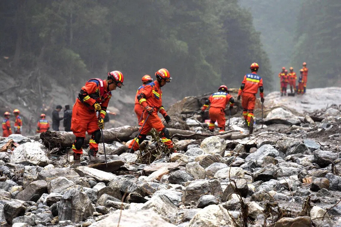 নেপালে লাশ দাফন শুরু, নিখোঁজ হাজারো মানুষের সন্ধানে উদ্ধারকর্মীরা