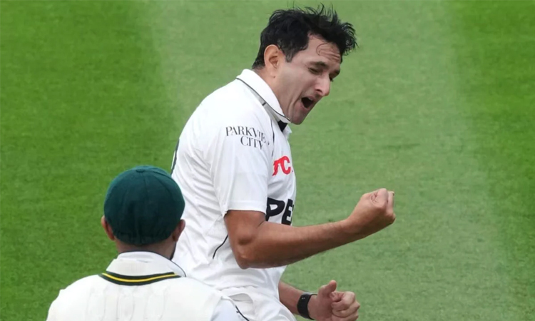 ওয়াকারের রেকর্ড ভাঙ্গলেন আব্বাস