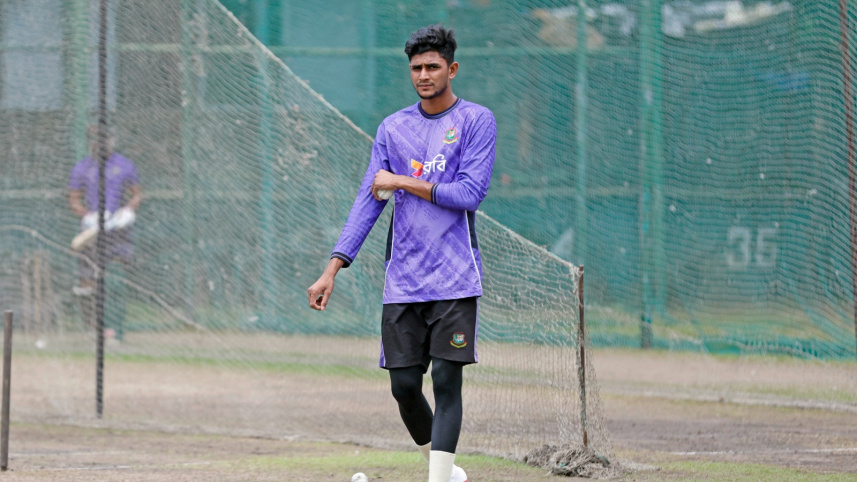 বোলিং শুরু করলেন রানা