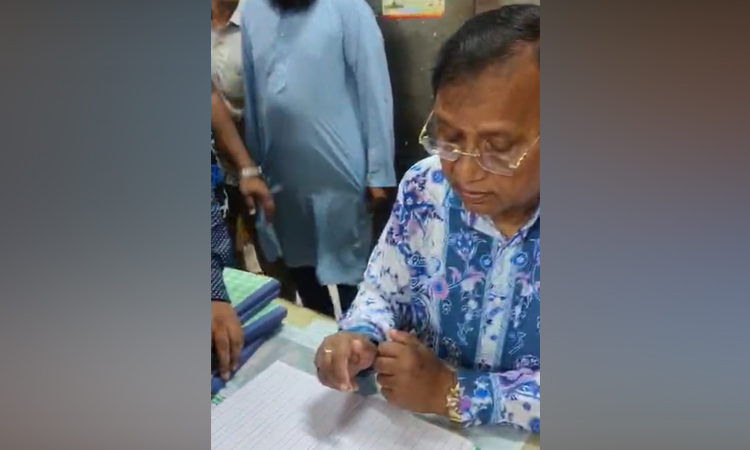 ডিএসসিসি প্রশাসকের খিলগাঁও আঞ্চলিক কার্যালয় পরিদর্শন