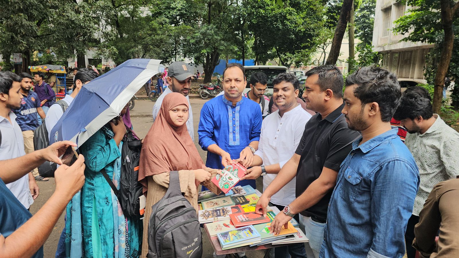 বিএনপির প্রতিষ্ঠাবার্ষিকী উপলক্ষে ঢাবিতে ৪৮ টাকায় বই, সঙ্গে উপহার গাছের চারা