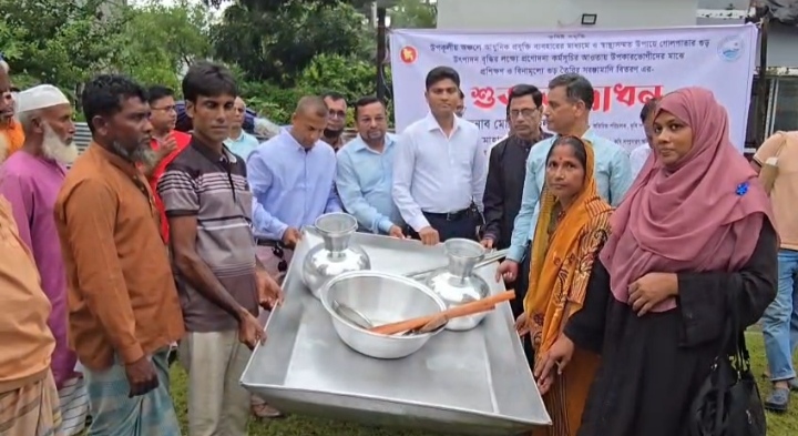 পটুয়াখালীতে গোলপাতার গুড় উৎপাদনের উপকরণ পেলেন ২৪০ চাষি