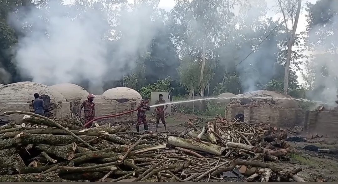 গাইবান্ধায় অবৈধ কয়লা তৈরির ৩০ টি চুল্লি ধ্বংস