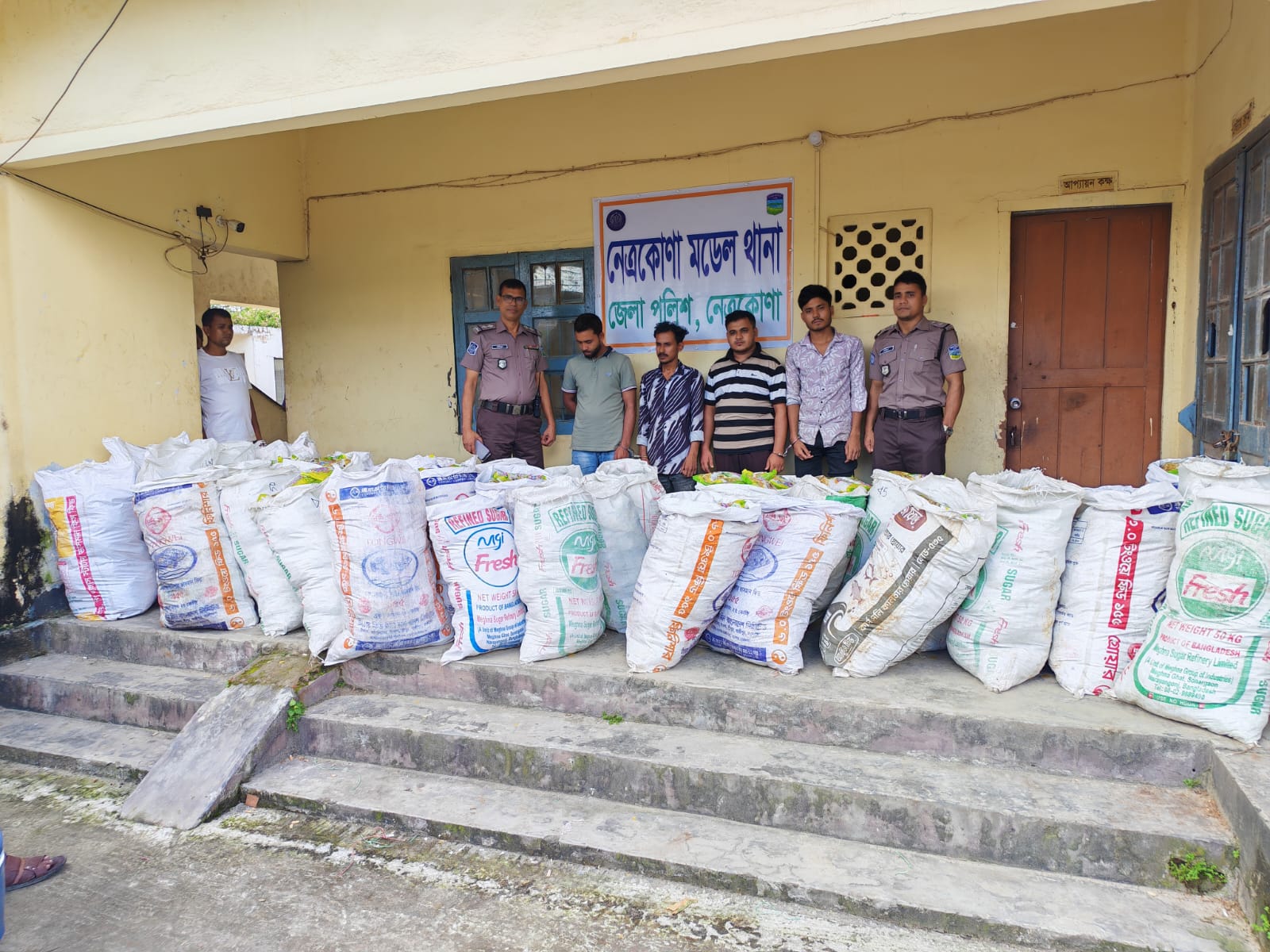 নেত্রকোণায় ৫২৫ কেজি ভারতীয় ফুচকাসহ ৪ জন আটক