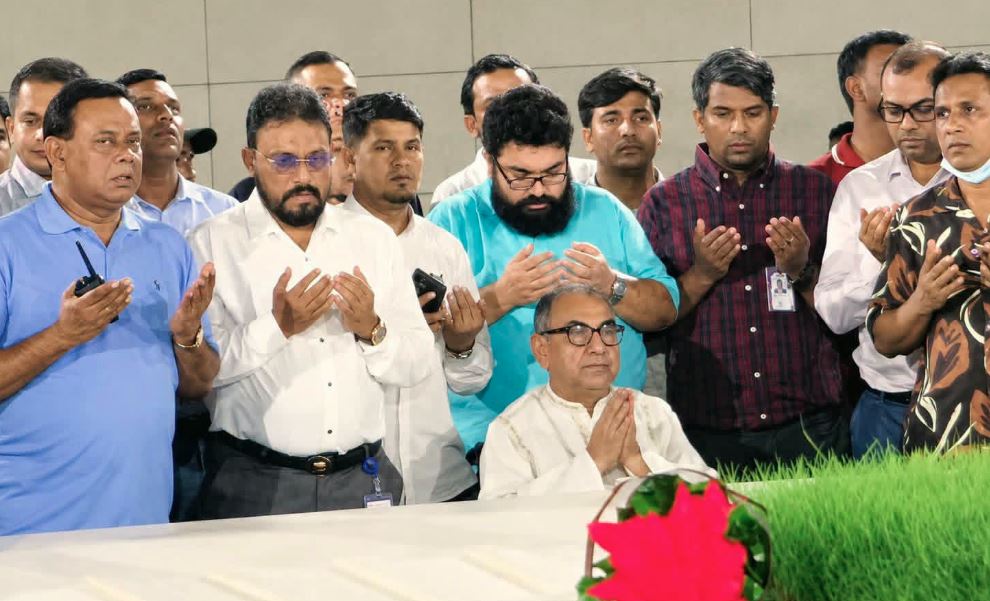 শহীদ রাষ্ট্রপতি জিয়াউর রহমান ও বেগম খালেদা জিয়ার কবর জিয়ারত করলেন মির্জা আব্বাস