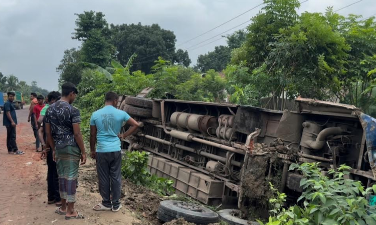 ঝিনাইদহে যাত্রীবাহী বাস নিয়ন্ত্রণ হারিয়ে খাদে, আহত ২০
