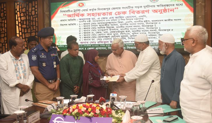 দিনাজপুরে সড়ক দুর্ঘটনায় হতাহতদের পরিবারকে চেক বিতরণ সমাজকল্যাণ মন্ত্রীর