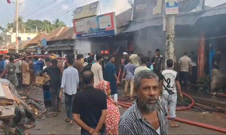 রাজবাড়ীতে আগুনে পাঁচটি দোকান পুড়ে কোটি টাকার ক্ষয়ক্ষতি
