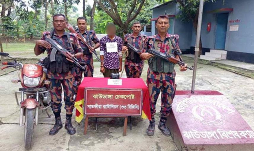 সাতক্ষীরা সীমান্তে ভারতীয় মালামাল জব্দ, আটক ১