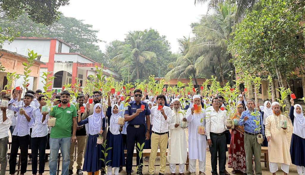 কুমিল্লায় গাছের চারা হাতে নিয়ে মাদককে লাল কার্ড দেখালেন শিক্ষার্থীরা