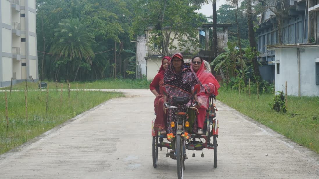 বৃক্ষরোপণ শেষে নারী চালকের রিকশায় চড়লেন বিসিসি প্রশাসক শিরীন
