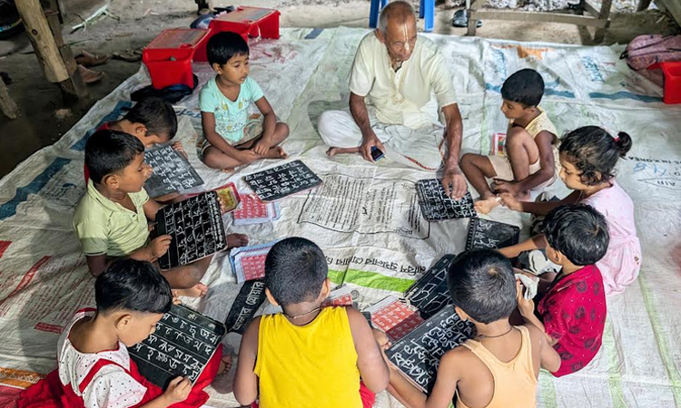 আগৈলঝাড়ায় শিক্ষার আলো ছড়াচ্ছেন রমণী কান্ত বেপারী