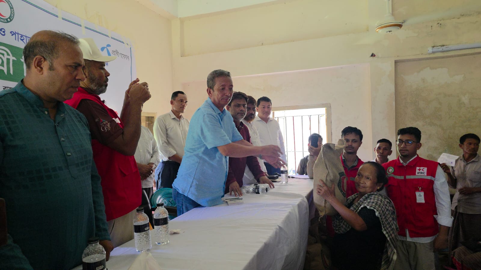 রাঙ্গামাটিতে দুর্যোগে ক্ষতিগ্রস্তদের রেড ক্রিসেন্টের ত্রাণ সহায়তা