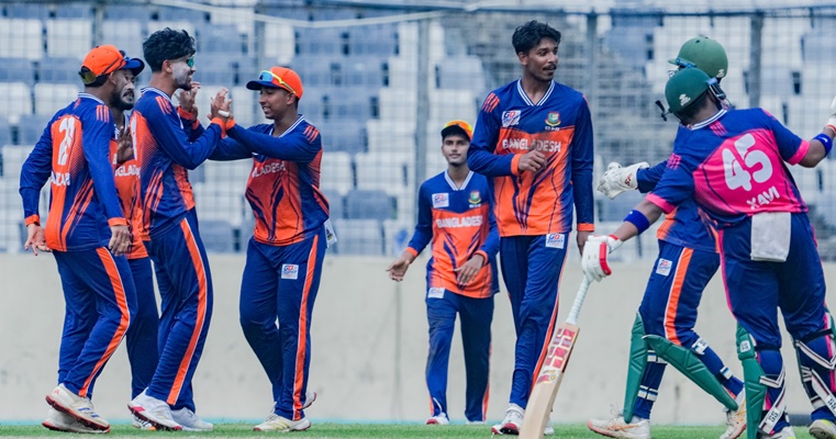 অনূর্ধ্ব-১৭ দলকে ২১৫ রানে হারিয়েছে অনূর্ধ্ব-২৩ দল