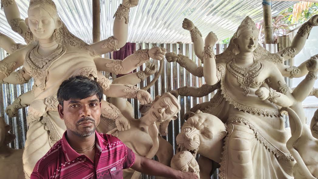 পূজার বাকি ৩৮ দিন: কুড়িগ্রামে প্রতিমা তৈরিতে ব্যস্ত মৃৎশিল্পীরা