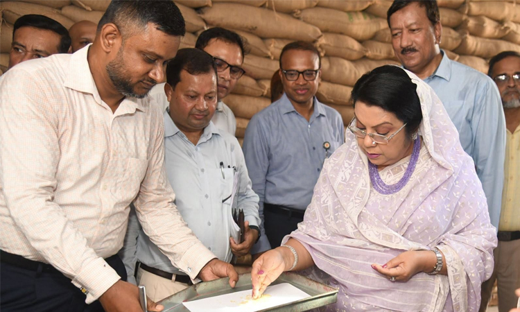 রাজধানীর তেজগাঁও সিএসডিতে খাদ্যমন্ত্রীর আকস্মিক পরিদর্শন