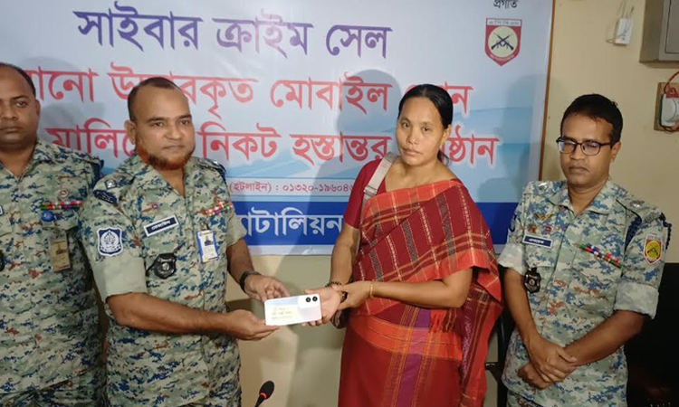 রাঙ্গামাটিতে এপিবিএনের উদ্ধার অর্থ ও হারানো মোবাইল হস্তান্তর