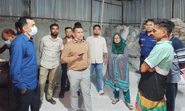 কেরানীগঞ্জে অবৈধ সার কারখানা সিলগালা; ১ লক্ষ টাকা জরিমানা 