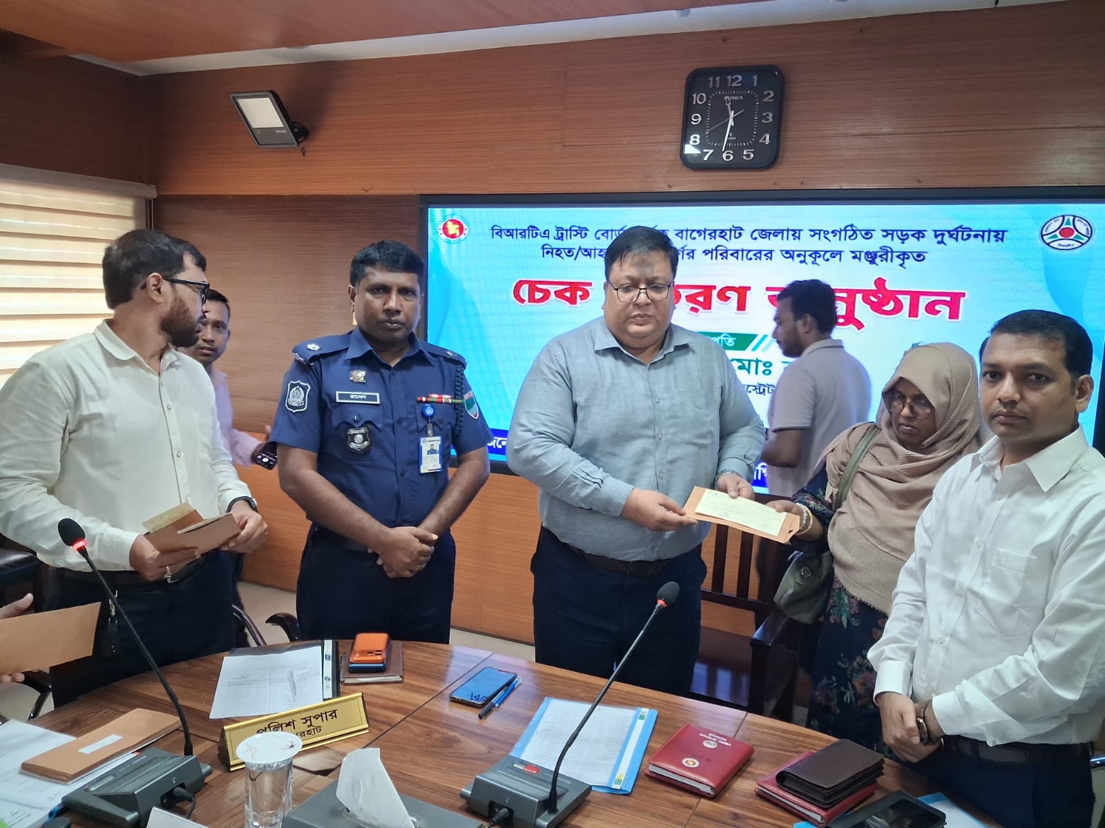 বাগেরহাটে সড়ক দুর্ঘটনায় নিহত ও আহতদের মাঝে ক্ষতিপূরণের চেক হস্তান্তর 